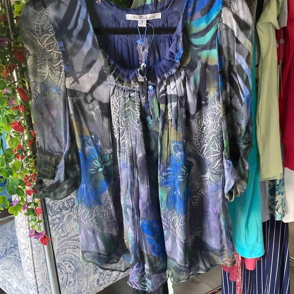Blue Tassel NWT Blouse 100% Silk size Small
